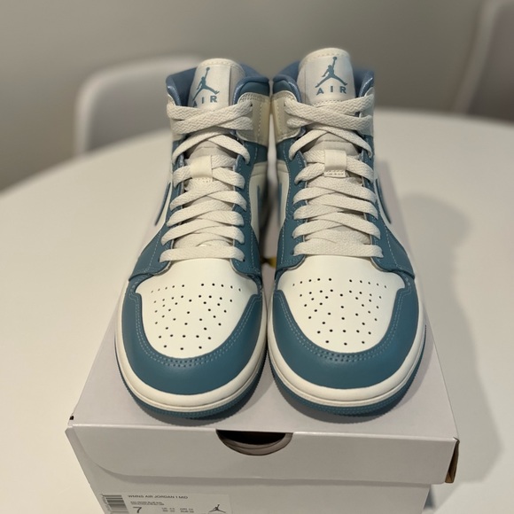 Jordan 1 Mid UNC University Sail Sz 7 women /5.5Y - Picture 3 of 5